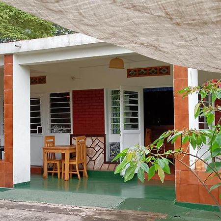 Colibri Taverne & Guest House Gisenyi Exterior photo