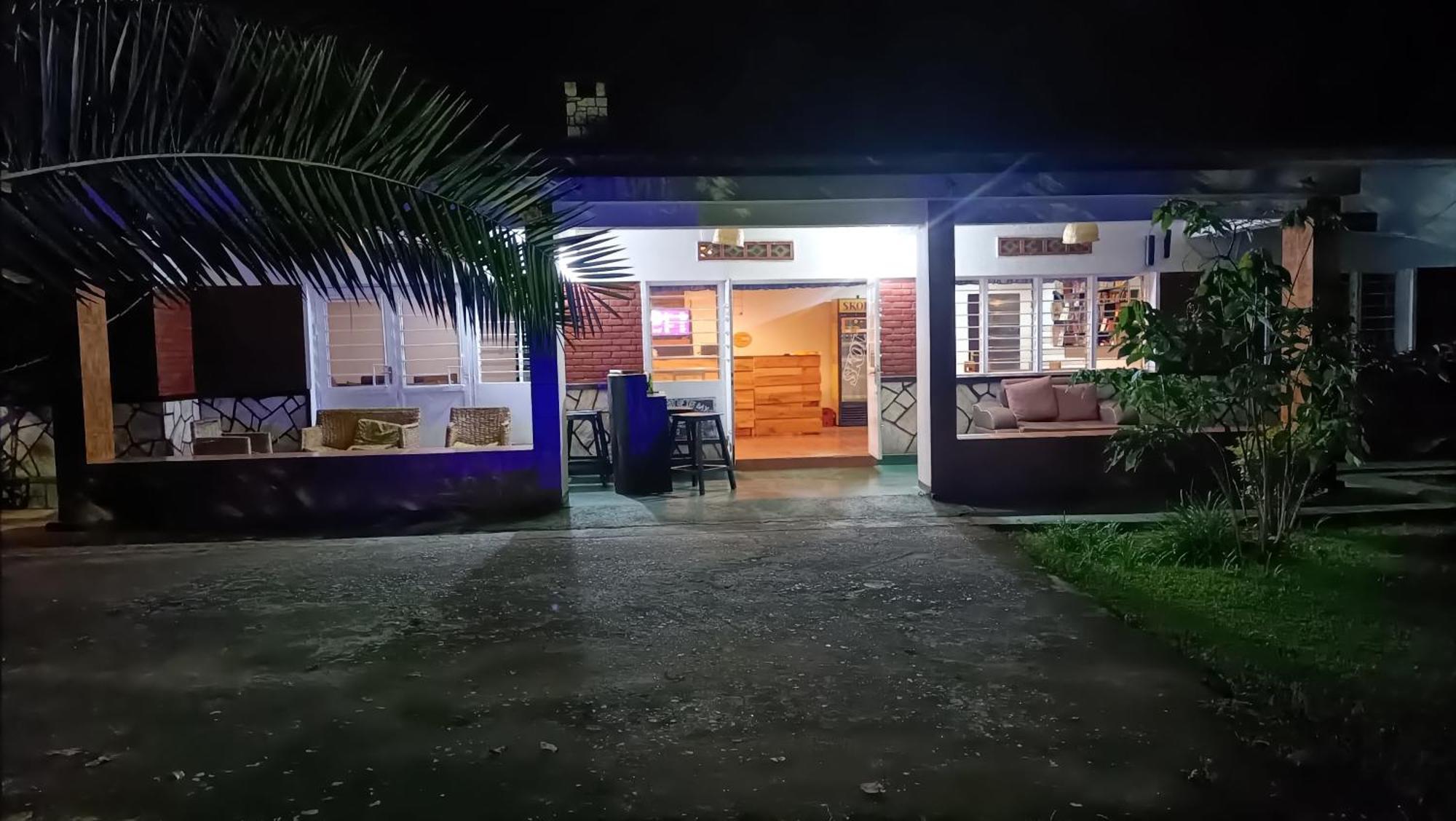 Colibri Taverne & Guest House Gisenyi Exterior photo